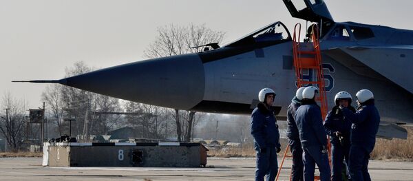 Летчики МиГ-31 БМ перед полетом. Архивное фото - Sputnik Кыргызстан