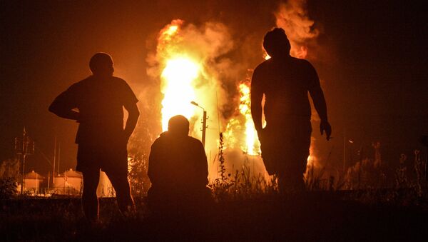 Силуэты мужчин у горящего здания. Архивное фото - Sputnik Кыргызстан