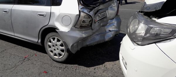 Чүй проспектиси менен Эркиндик бульварынын кесилишинен Honda CR-V үлгүсүндөгү автоунаанын артынан Honda Civic кишилерди өткөрүү үчүн токтогондо Toyota Land Cruiser машинасы келип сүзүп салган - Sputnik Кыргызстан