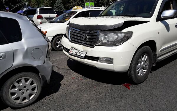 Honda CR-V притормозила перед зеброй, чтобы пропустить пешехода. - Sputnik Кыргызстан