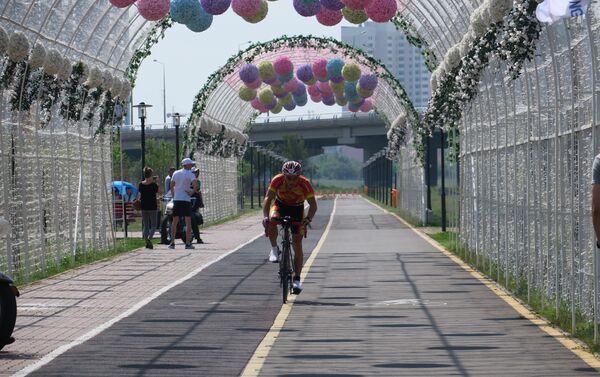 Андан соң велосипед менен 90 чакырым аралыкты басып өткөн спорчулар, таймаштын үчүнчү этабында 21 чакырым аралыкка чуркады - Sputnik Кыргызстан