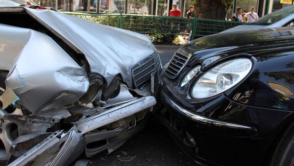 Борбор калаада Mercedes Benz Е240 машинасынын айдоочусу жолдун каршы тарабына чыгып кетип, башка машина менен кагышты. - Sputnik Кыргызстан