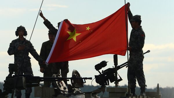 Китайские военные с государственным флагом. Архивное фото - Sputnik Кыргызстан