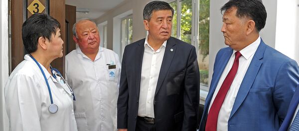 Посещение Республиканской инфекционной клинической больницы в Бишкеке Сооронбаем Жээнбековым - Sputnik Кыргызстан