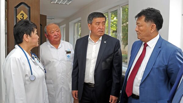 Посещение Республиканской инфекционной клинической больницы в Бишкеке Сооронбаем Жээнбековым - Sputnik Кыргызстан