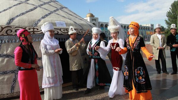 Обряд выкупа невесты на фестивале эпосов народов мира в Бишкеке. Архивное фото - Sputnik Кыргызстан