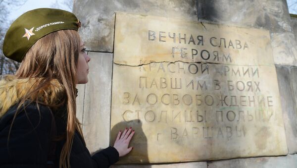 Возложение цветов на могилы советских солдат в Польше - Sputnik Кыргызстан