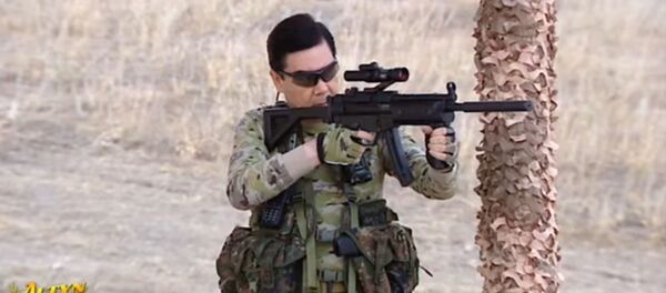 Бердымухамедов учит генералов метать ножи и стрелять — видео с полигона - Sputnik Кыргызстан