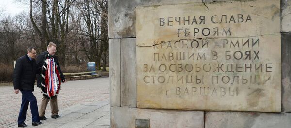 Возложение цветов на могилы советских солдат в Польше - Sputnik Кыргызстан