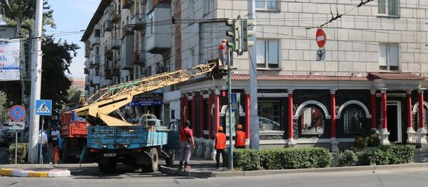 Рейд по демонтажу незаконной наружной рекламы // - Sputnik Кыргызстан