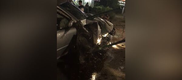 Жарабай калган Lexus, бузулган тосмо. Бишкектеги жол кырсыгынан алынган кадрлар Жарабай калган Lexus, бузулган тосмо. Бишкектеги жол кырсыгынан алынган кадрлар - Sputnik Кыргызстан