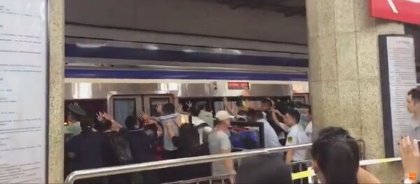 Китайцы приподняли поезд и спасли застрявшего между вагоном и платформой - Sputnik Кыргызстан