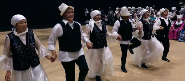 Шаңкылдап ырдап, шартылдап бийлеген шайыр апалар. Байбичелер кастинги - Sputnik Кыргызстан