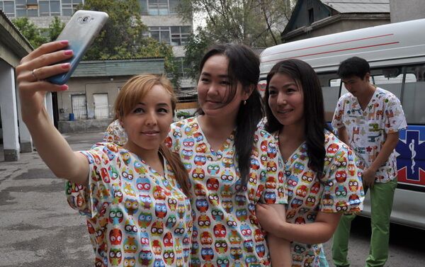 Педиатров Бишкекской станции скорой медицинской помощи переодели в разноцветную форму - Sputnik Кыргызстан