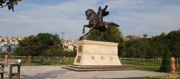 Түркиянын Стамбул шаарындагы тарыхый Халич аймагындагы Сүтлүже паркына Манастын айкели - Sputnik Кыргызстан