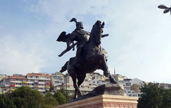 В одном из парков исторической части Стамбула (Турция), района Халич, установили памятник Манасу Великодушному - Sputnik Кыргызстан
