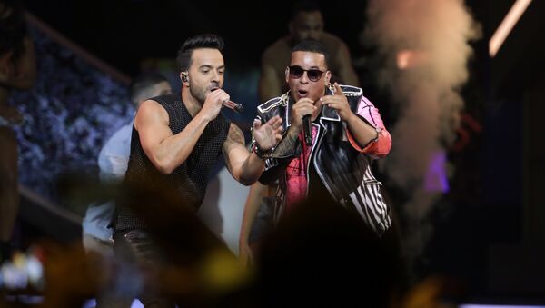 Исполнители Луиса Фонси и Daddy Yankee во время исполнения песни Despacito - Sputnik Кыргызстан