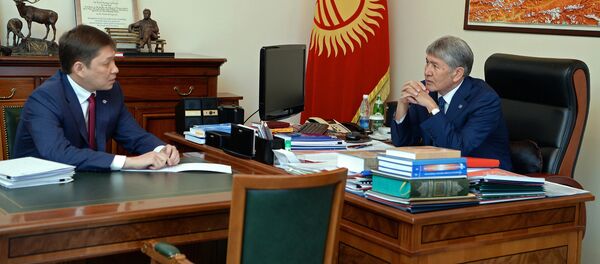 Президент Алмазбек Атамбаев обсудил с руководителем своего аппарата Сапаром Исаковым Президент Алмазбек Атамбаев обсудил с руководителем своего аппарата Сапаром Исаковым - Sputnik Кыргызстан