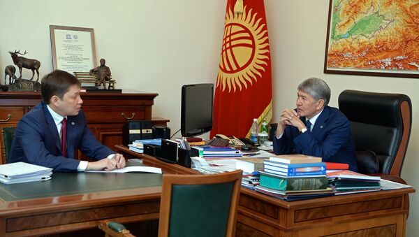 Президент Алмазбек Атамбаев обсудил с руководителем своего аппарата Сапаром Исаковым - Sputnik Кыргызстан