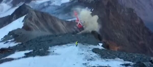 Вертолет разбился в Альпах при спасении альпиниста — кадры крушения Вертолет разбился в Альпах при спасении альпиниста — кадры крушения - Sputnik Кыргызстан