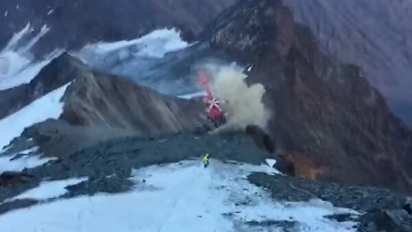 Вертолет разбился в Альпах при спасении альпиниста — кадры крушения - Sputnik Кыргызстан