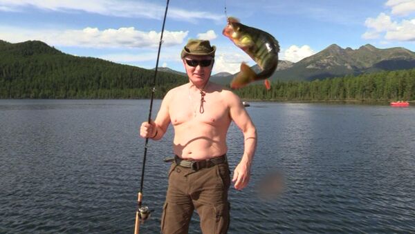 Путин под водой — опубликовано видео погони президента за щукой - Sputnik Кыргызстан