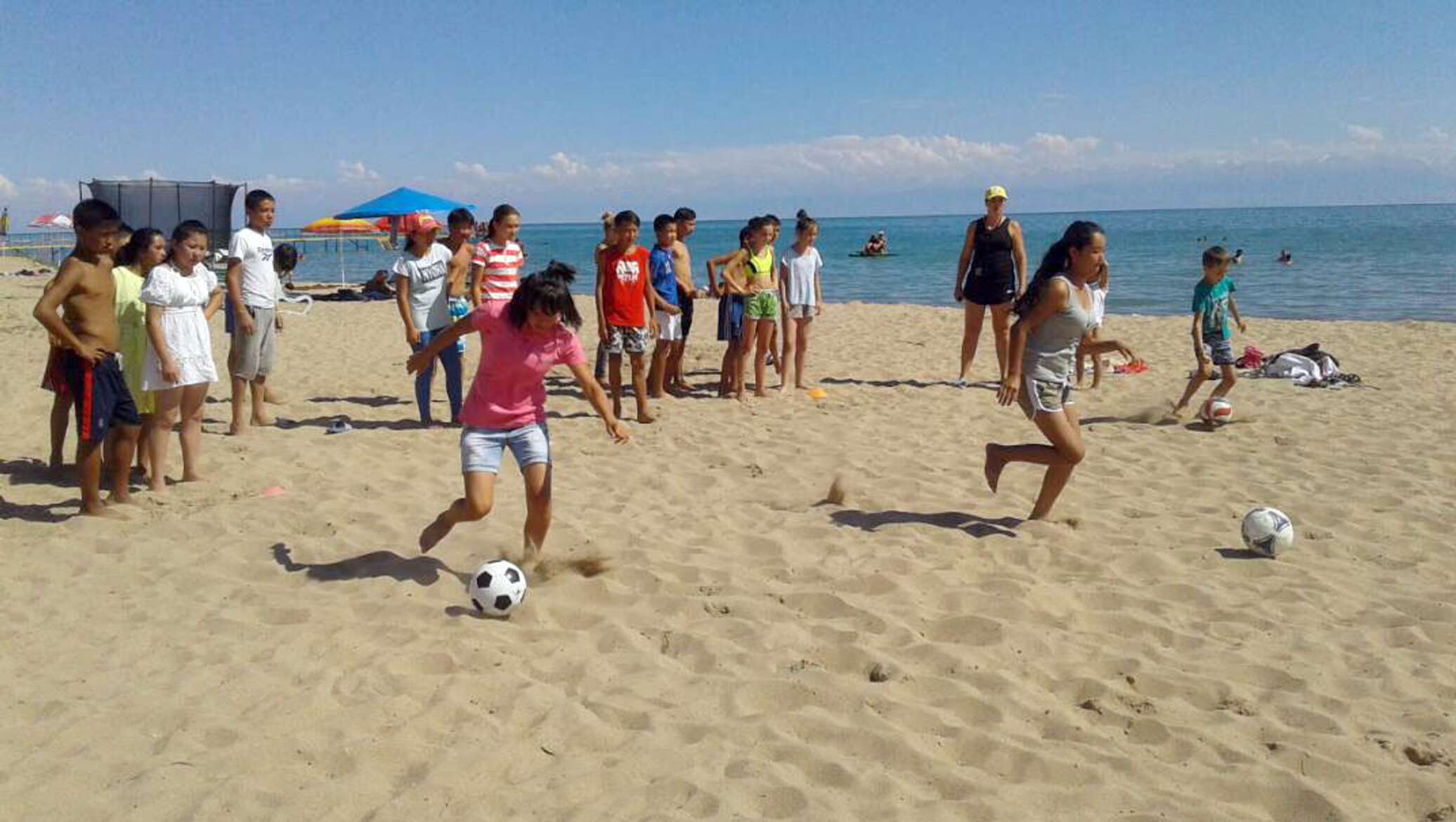 иссык куль с детьми. иссык куль с детьми. иссык-куль киргизия лагерь. иссык куль дети. южный берег пляж иссык куля.