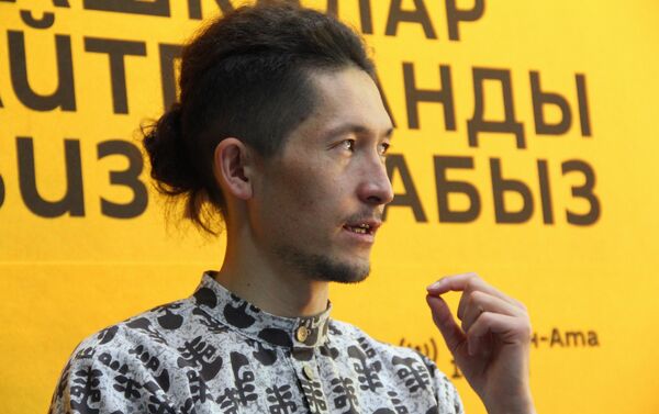 Дизайнер Миррахим Опош: биз өтүккө жете элекпиз, баш кийим менен көйнөк-шымдар, сырткы кийимдерди жасап жатабыз - Sputnik Кыргызстан