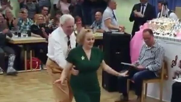Нереально зажигают! Танец пожилой пары покорил Интернет - Sputnik Кыргызстан