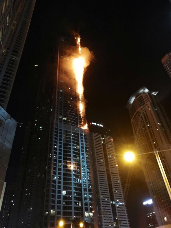 Пожар в небоскрёбе Torch Tower (Факел) в Дубае - Sputnik Кыргызстан