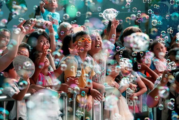 Шоу мыльных пузырей Бабл ап в Гон-Конге - Sputnik Кыргызстан