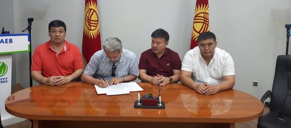 Бүтүн Кыргызстан партиясынын лидери Адахан Мадумаров, Ата-Журт Мекенчил партиясынын тең төрагалары Ахматбек Келдибеков менен Камчыбек Ташиев жана Өнүгүү-Прогресс партиясынын лидери Бакыт Төрөбаев Бүтүн Кыргызстан партиясынын лидери Адахан Мадумаров, Ата-Журт Мекенчил партиясынын тең төрагалары Ахматбек Келдибеков менен Камчыбек Ташиев жана Өнүгүү-Прогресс партиясынын лидери Бакыт Төрөбаев - Sputnik Кыргызстан