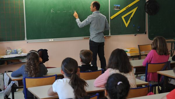 Учитель ведет урок в школе. Архивное фото - Sputnik Кыргызстан