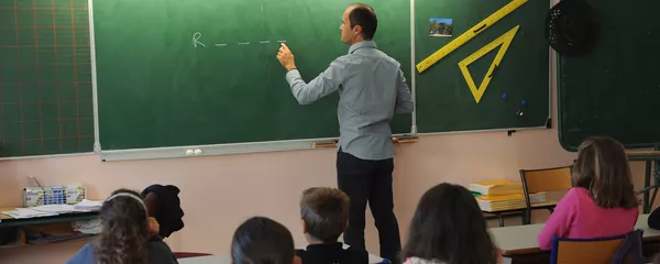 Учитель ведет урок в школе. Архивное фото Учитель ведет урок в школе. Архивное фото - Sputnik Кыргызстан