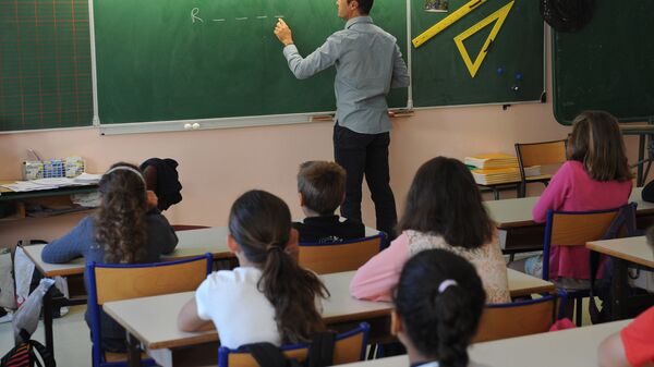 Учитель во время урока. Архивное фото - Sputnik Кыргызстан