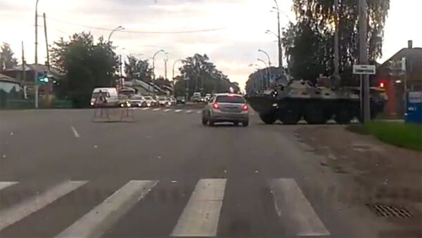 БТР протаранил легковушку в Кемерово — видео столновения - Sputnik Кыргызстан