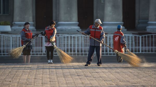 Работники муниципального предприятия Тазалык во время уборки территория близ здания правительства КР в Бишкеке. Архивное фото - Sputnik Кыргызстан