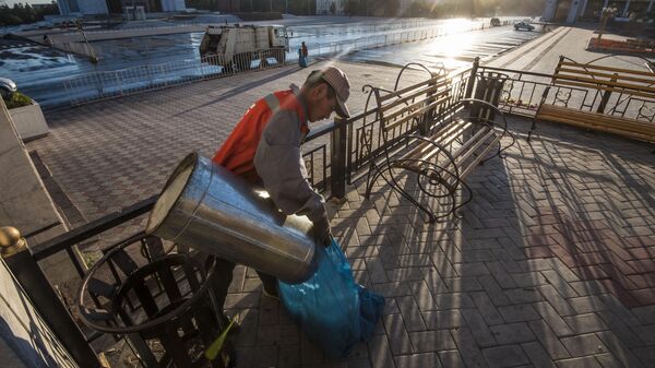 Сотрудник МП Тазалык во время уборки мусора на площади Ала-Тоо в Бишкеке. Архивное фото - Sputnik Кыргызстан