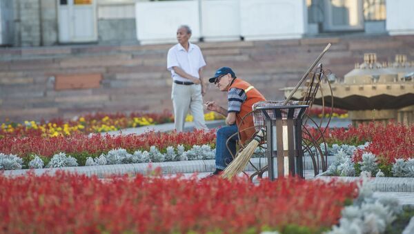 Работник муниципального предприятия Тазалык отдыхает на скамейке на площади Ала-Тоо в Бишкеке. Архивное фото - Sputnik Кыргызстан