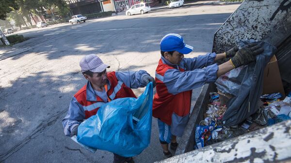 Сотрудники Тазалыка во время уборки мусора. Архивное фото - Sputnik Кыргызстан