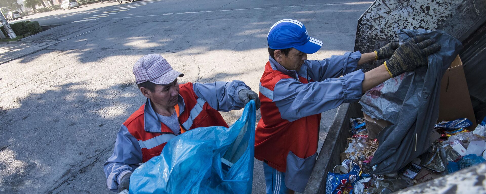Сотрудники Тазалыка во время уборки мусора. Архивное фото - Sputnik Кыргызстан, 1920, 16.04.2022
