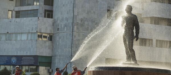Работники муниципального предприятия Тазалык моют памятник писателя Чингизу Айтматову на площади Ала-Тоо. Архивное фото Работники муниципального предприятия Тазалык моют памятник писателя Чингизу Айтматову на площади Ала-Тоо. Архивное фото - Sputnik Кыргызстан