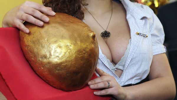 Открытие памятника вирусному маркетингу, выполненного в виде женской груди - Sputnik Кыргызстан