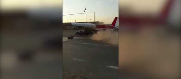 В Чечне самолет во время взлета на шоссе врезался в машину - Sputnik Кыргызстан