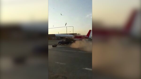 В Чечне самолет во время взлета на шоссе врезался в машину - Sputnik Кыргызстан
