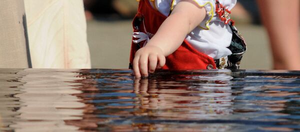 Девочка играет у воды. Архивное фото - Sputnik Кыргызстан