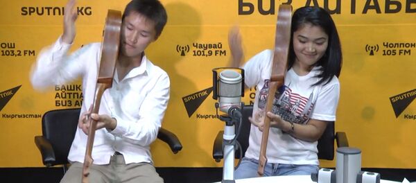 Керемет! Чебер колдуу Чолпон менен Эламан дүйнөлүк хиттерди комузга салды Керемет! Чебер колдуу Чолпон менен Эламан дүйнөлүк хиттерди комузга салды - Sputnik Кыргызстан