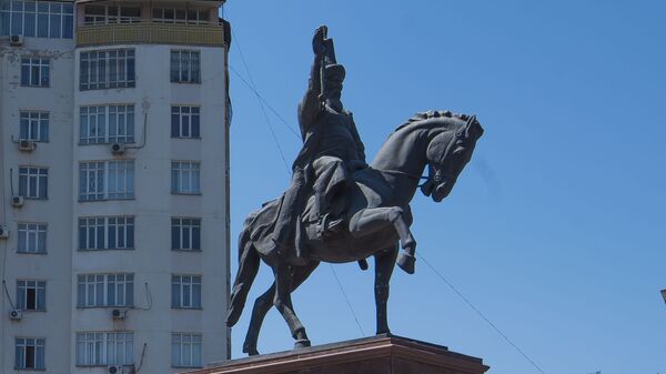Памятник Ормон хану у отеля Ак-Кеме в Бишкеке. Архивное фото - Sputnik Кыргызстан