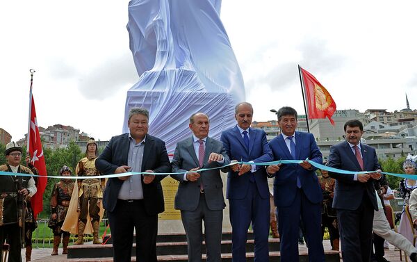В Стамбуле (Турция) сегодня, 9 августа, прошла церемония открытия памятника Манасу с участием премьер-министра Сооронбая Жээнбекова - Sputnik Кыргызстан
