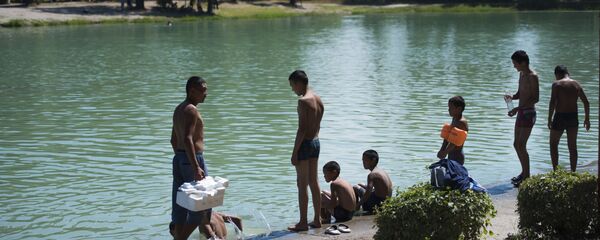 Сууга түшүп жаткан балдар. Архив Сууга түшүп жаткан балдар. Архив - Sputnik Кыргызстан